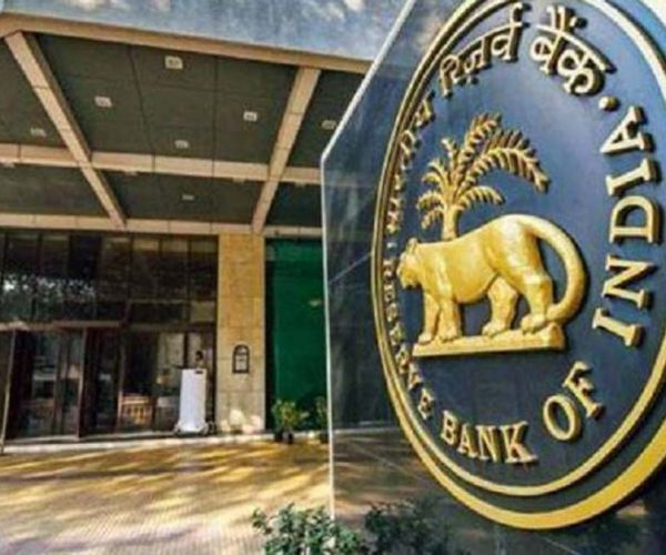 कोरोना संकट के बीच अब RBI ने इस बैंक पर की सख्त कार्रवाई! ग्राहकों के खाते से पैसा निकालने पर लगी रोक