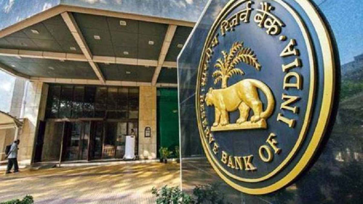 कोरोना संकट के बीच अब RBI ने इस बैंक पर की सख्त कार्रवाई! ग्राहकों के खाते से पैसा निकालने पर लगी रोक